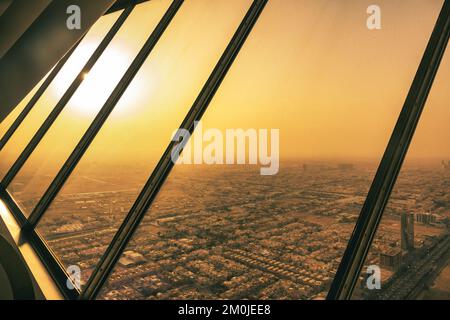 Blick von der Aussichtsplattform der Sky Bridge im Kingdom Centre Tower in Riad Saudi-Arabien bei Sonnenuntergang. Stockfoto