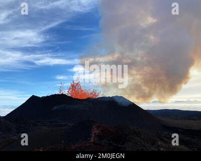 Mauna Loa, Hawaii, USA. 4.. Dezember 2022. Blick auf die hoch oben in der nordöstlichen Rift Zone von Mauna Loa am Morgen des 4. Dezember 2022 ausbrechende Fissure 3. Der Ausbruch erzeugt eine vulkanische Gasfahne, und am 1. Dezember 2022 wurden Schwefeldioxid (SO2)-Emissionsraten von etwa 180.000 Tonnen pro Tag gemessen. Kredit: USGS/ZUMA Press Wire Service/ZUMAPRESS.com/Alamy Live News Stockfoto