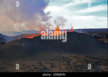 Mauna Loa, Hawaii, USA. 4.. Dezember 2022. Ein Blick auf die Nordseite von Fissure 3 während eines frühen Morgenüberflugs. Fissure 3 befindet sich in der nordöstlichen Rift Zone von Mauna Loa und versorgt einen Lavastrom von 10,34 Meilen (16,70 km) Länge. Die ausgetretenen Spritzer haben den Kegel auf eine Höhe von 95 Fuß (29 Meter) aufgebaut. Kredit: USGS/ZUMA Press Wire Service/ZUMAPRESS.com/Alamy Live News Stockfoto