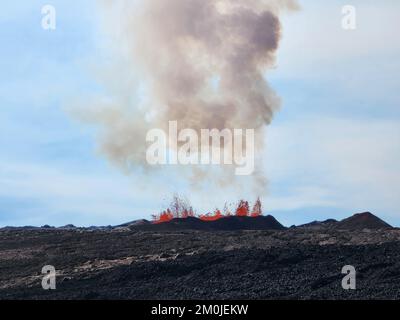 Mauna Loa, Hawaii, USA. 2.. Dezember 2022. Am Morgen des 2. Dezember 2022 war Mauna Loas anhaltender Ausbruch in der nordöstlichen Rift Zone hauptsächlich durch Fissure 3 bedingt. Die Kegelwände um den Spalt sind am höchsten Punkt etwa 48 m (157 Fuß) hoch, was in dieser Ansicht mit Blick nach Süden auf den Spalt zu sehen ist. Kredit: USGS/ZUMA Press Wire Service/ZUMAPRESS.com/Alamy Live News Stockfoto