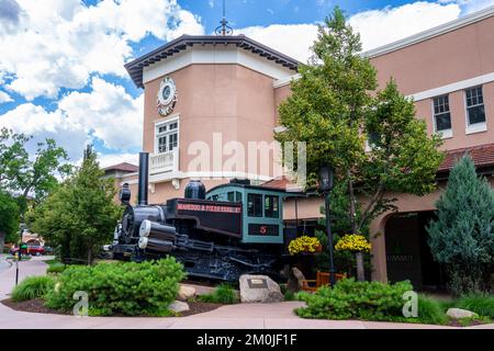 Colorado Springs, CO - 8. Juli 2022: Dampflok Nummer 5 der Manitou und Pikes Peak Railway wurde 1901 gebaut und lief bis 1954. Die Manitou und Stockfoto