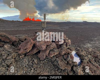 Mauna Loa, Hawaii, USA. 2.. Dezember 2022. Bild einer Webcam, die eingesetzt wurde, um den Ausbruch der Nordost-Rift-Zone von Mauna Loa zu überwachen. Sehen Sie sich diese Webcam für alle Mauna Loa Credit: USGS/ZUMA Press Wire Service/ZUMAPRESS.com/Alamy Live News an Stockfoto