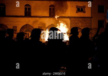 Die Demonstranten haben sich nach dem Katar mit der Polizei gestritten. , . Kredit: ALEXANDROS MICHAILIDIS/Alamy Live News Stockfoto