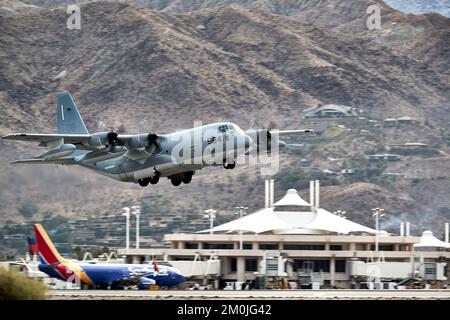 Palm Springs, Kalifornien, USA. 2.. Dezember 2022. Eine US Marines C-130, die Palm Springs verlässt. (Kreditbild: © Ian L. SITREN/ZUMA Press Wire) Stockfoto