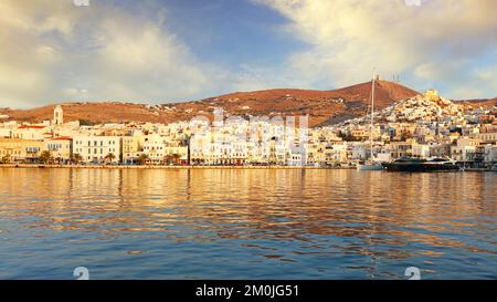 Boote im Hafen von Hermoupolis auf der Insel Syros, Griechenland Stockfoto