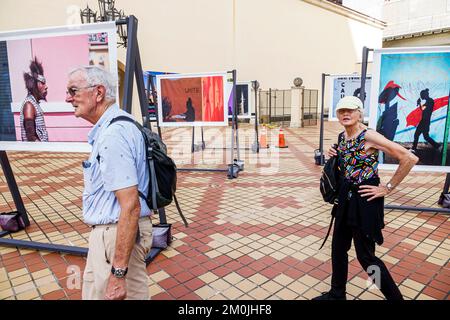 Miami Florida, HistoryMiami History Museum Miami Street Photography Festival Ausstellung, Gebäude vor dem Haupteingang, männliche Männer Stockfoto