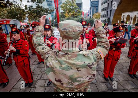 17. November 2022 - Tirana, Tirana, Albanien - USA 1 Zachery Appleton, 63. Army Band New Jersey National Guard, leitet zusammen mit Mitgliedern der 63. Army Band die albanische Armed Forces Band während einer Zeremonie zum 78.. Tag der Befreiung von Tirana in Tirana, Albanien, November. 17, 2022. Soldaten und Flugzeuge der Nationalgarde von New Jersey arbeiten auch mit albanischen Pendants im Bereich Cyber-Verteidigung, medizinische Ausbildung und militärische Bereitschaft im Rahmen des State Partnership Program des Verteidigungsministeriums zusammen. (Kreditbild: © USA Army/ZUMA Press Wire Service/ZUMAPRESS.com) Stockfoto