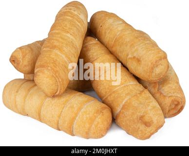 Ein Haufen Tequenos-Stäbchen, isoliert auf weiß. Venezolanischer Snack aus frittiertem Teig mit geschmolzenem Käse im Inneren, Street Food. Stockfoto