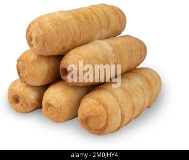 Sechs Tequenos in Pyramidenform, frittierter venezolanischer Snack mit geschmolzenem Käse im Inneren, traditionelles Street Food. Stockfoto