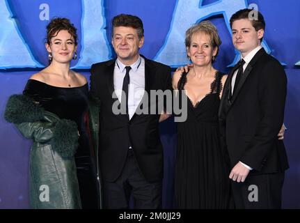 6.. Dezember 2022, London, Großbritannien. Lorraine Ashbourne, Andy Serkis, Ruby Ashbourne Serkis und Louis Ashbourne Serkis erreichen Avatar, Way of Water World Premiere, Odeon Luxe, Leicester Square, London. Kredit: Doug Peters/EMPICS/Alamy Live News Stockfoto