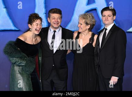 6.. Dezember 2022, London, Großbritannien. Lorraine Ashbourne, Andy Serkis, Ruby Ashbourne Serkis und Louis Ashbourne Serkis erreichen Avatar, Way of Water World Premiere, Odeon Luxe, Leicester Square, London. Kredit: Doug Peters/EMPICS/Alamy Live News Stockfoto