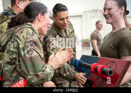 Luftwaffenstützpunkt Kadena, Okinawa, Japan. 23.. November 2022. Airman 1. Class Aubrey Jourdan, 67. Aircraft Maintenance Unit Arms Load Crew-Mitglied, zeigt die Trophäe des Teams nach der Arms Load Crew des Wettbewerbs im 3.. Quartal auf der Kadena Air Base, Japan, im November. 23, 2022. Ladungswettbewerbe stellen sicher, dass Mitglieder der 18. Maintenance Group ihr Handwerk beherrschen und die Projektion des Luftwaffenstützpunktes Kadena für Frieden und Sicherheit im Pazifik unterstützen. Kredit: USA Air Force/ZUMA Press Wire Service/ZUMAPRESS.com/Alamy Live News Stockfoto