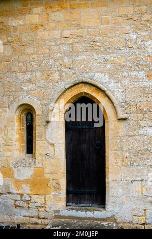 Lancet-Fenster und spitz gewölbter Eingang bei St. Michaels und All Angels's Church in Guiting Power, Cotswolds District, England. Stockfoto