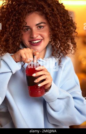 Junge Frau, die zu Hause Sushi isst. Lieferkonzept für Heimnahrung. Japanisches Essen. Draufsicht. Platz für Text. Stockfoto