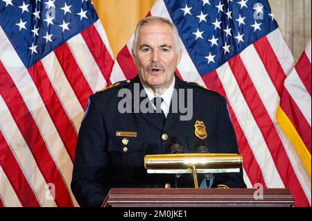 6. Dezember 2022, Washington, District of Columbia, USA: Chief J. THOMAS MANGER, United States Capitol Police, spricht in der Rotunde der USA Capitol bei einer Goldmedaillenverleihung des Kongresses zu Ehren der Kapitolpolizei der Vereinigten Staaten, der Metropolitan Police von Washington D.C. und derjenigen, die die USA beschützt haben Capitol am 6. Januar 2021. (Kreditbild: © Michael Brochstein/ZUMA Press Wire) Stockfoto