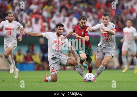 ERay Comert und Granit Xhaka von der Schweiz und Bernardo Silva von Portugal in Aktion während des FIFA-Weltmeisterschafts-2022-Spiels Katar 16 zwischen Portugal und der Schweiz am 6. Dezember 2022 im Lusail-Stadion in Lusail City, Katar. Foto: Igor Kralj/PIXSELL Stockfoto