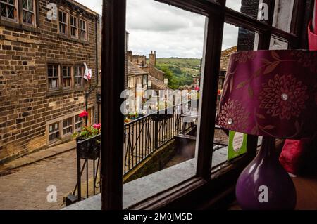 Das Dorf West Yorkshire und die Landschaft in der Brontë Country-Stadt Haworth, England. Stockfoto