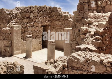 Masada ist eine Festung in Israel, die die Ruinen der letzten Festung des Königreichs Israel umgibt, bevor sie von den Römern vollständig zerstört wurde. Stockfoto