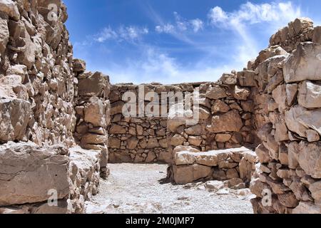 Masada ist eine Festung in Israel, die die Ruinen der letzten Festung des Königreichs Israel umgibt, bevor sie von den Römern vollständig zerstört wurde. Stockfoto