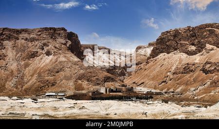 Masada ist eine Festung in Israel, die die Ruinen der letzten Festung des Königreichs Israel umgibt, bevor sie von den Römern vollständig zerstört wurde. Stockfoto