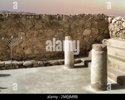 Masada ist eine Festung in Israel, die die Ruinen der letzten Festung des Königreichs Israel umgibt, bevor sie von den Römern vollständig zerstört wurde. Stockfoto