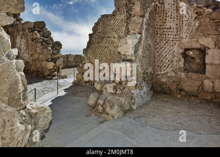 Masada ist eine Festung in Israel, die die Ruinen der letzten Festung des Königreichs Israel umgibt, bevor sie von den Römern vollständig zerstört wurde. Stockfoto