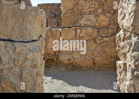 Masada ist eine Festung in Israel, die die Ruinen der letzten Festung des Königreichs Israel umgibt, bevor sie von den Römern vollständig zerstört wurde. Stockfoto