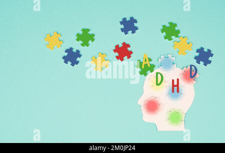 ADHS, Aufmerksamkeitsdefizit-Hyperaktivitätsstörung, psychische Gesundheit, Kopf mit Puzzleteilen Stockfoto