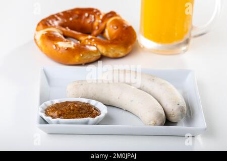 Bayerische Weißwürste auf einem Teller Stockfoto