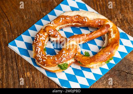 bayerische Butterbrezel auf Holz Stockfoto