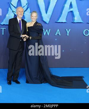 London, Großbritannien. 20.. Februar 2016. Der amerikanische Regisseur James Cameron und die Schauspielerin Suzy Amis Cameron nehmen am Dienstag, den 6. Dezember 2022, an der Weltpremiere von Avatar: The Way of Water in Odeon Luxe, Leicester Square, London Teil. Foto: Rune Hellestad/ Kredit: UPI/Alamy Live News Stockfoto