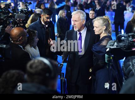 London, Großbritannien. 20.. Februar 2016. Der amerikanische Regisseur James Cameron und die Schauspielerin Suzy Amis Cameron nehmen am Dienstag, den 6. Dezember 2022, an der Weltpremiere von Avatar: The Way of Water in Odeon Luxe, Leicester Square, London Teil. Foto: Rune Hellestad/ Kredit: UPI/Alamy Live News Stockfoto
