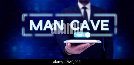 Schrift mit dem Text man Cave. Ein Wort, das auf einem Zimmer, einer Fläche oder einem Wohnbereich geschrieben ist, das bzw. der einem Mann vorbehalten ist Stockfoto