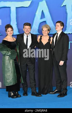 London, Großbritannien - 6.. Dezember 2022 Ruby Ashbourne Serkis, Andy Serkis, Lorraine Ashbourne und Louis Ashbourne Serkis at Avatar, The Way of Water Weltpremiere am Odeon Luxe Leicester Square und Odeon Luxe West End in Leicester Square, London. Kredit: Nils Jorgensen/Alamy Live News Stockfoto