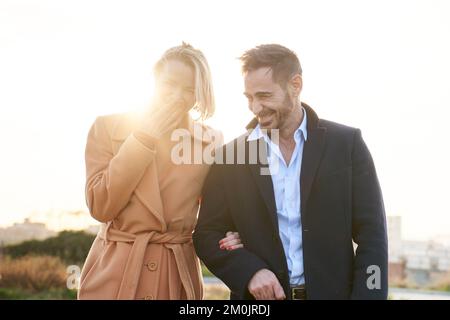 Fröhliche Ehe mittleren Alters, die zusammen läuft. Lächelndes und glückliches Paar, das Spaß hat Stockfoto