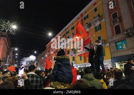 Mailand, Italien, 06.. Dezember 2022. Marokkanische Fans feiern den historischen WM-Sieg gegen Spanien im Corso Buenos Aires, Mailand, Italien Stockfoto