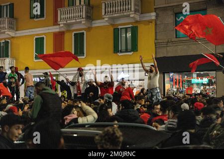 Mailand, Italien, 06.. Dezember 2022. Marokkanische Fans feiern den historischen WM-Sieg gegen Spanien im Corso Buenos Aires, Mailand, Italien Stockfoto