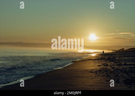 Retro- oder Vintage-Farbeffekte am Morgen am Strand, Papamoa Neuseeland. Stockfoto