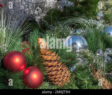 Nahaufnahme eines dekorierten Weihnachtsbaums mit silbernen und roten Kugeln. Stockfoto