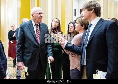 Washington, Usa. 06.. Dezember 2022. USA Senator Patrick Leahy (D-VT) spricht mit Reportern in der Nähe der Senatskammer der USA Kapitol. Kredit: SOPA Images Limited/Alamy Live News Stockfoto