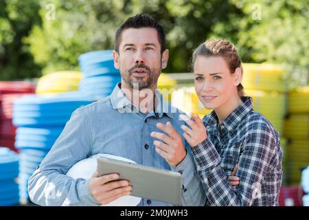 Techniker mit dem Kunden zeigen, was festgesetzt wird Stockfoto