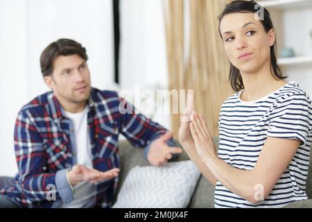 Frau ignoriert ihren Partner nach einem Streit Stockfoto