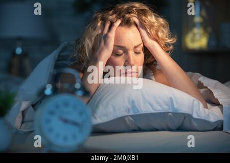 Schlaflose Frau mit Schlaflosigkeit nahe upv Stockfoto