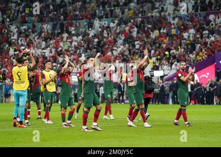 Lusail, Lusail, Katar, Katar. 6.. Dezember 2022. LUSAIL, KATAR - DEZEMBER 6: Spieler Portugals applaudieren den Fans nach dem 2022. FIFA-Weltmeisterschaftsspiel Katar 16. Runde zwischen Portugal und der Schweiz im Lusail Stadium am 6. Dezember 2022 in Lusail, Katar. (Kreditbild: © Florencia Tan Jun/PX Imagens via ZUMA Press Wire) Stockfoto