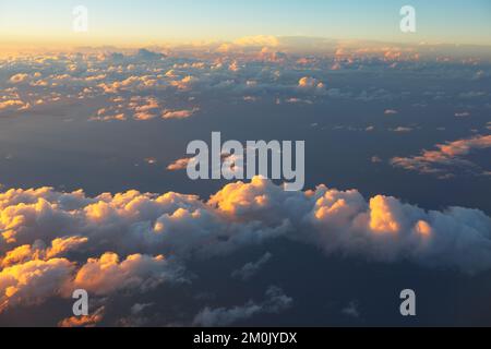 Am Abend Wolken über dem Meer. Wolkenblick von oben in der Dämmerung Stockfoto