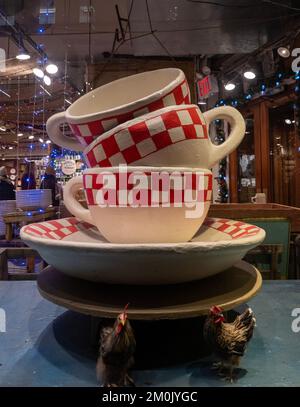 Große Tasse und Untertasse im Fishs Eddy in Manhattan, New York City Stockfoto