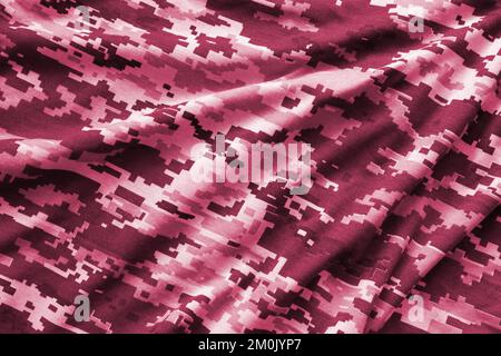 Stoff mit Struktur aus ukrainischer Militärgetarnung. Tuch mit Camo-Muster in grauen, braunen und grünen Pixelformen. Bild in Viva Magenta, Farbe des 2023. Jahres Stockfoto