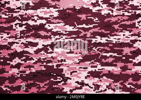 Stoff mit Struktur aus ukrainischer Militärgetarnung. Tuch mit Camo-Muster in grauen, braunen und grünen Pixelformen. Bild in Viva Magenta, Farbe des 2023. Jahres Stockfoto