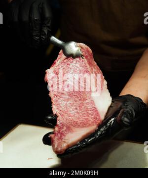 Ein Stück Wagyu-Rindfleisch aus der Stadt Kobe in einem argentinischen Barbecue Stockfoto