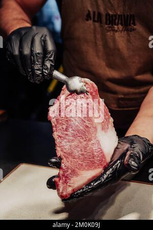 Ein Stück Wagyu-Rindfleisch aus der Stadt Kobe in einem argentinischen Barbecue Stockfoto